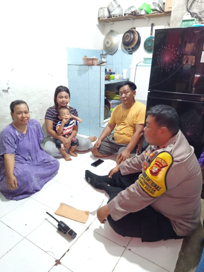 
					Bhabinkamtibmas Petamburan Bersama Ketua RT Sambangi Warga, Berikan Dukungan pada Korban KDRT