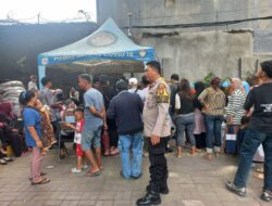 Distribusi BLT Kesra Dikawal Ketat, Bhabinkamtibmas Kebon Kacang Jaga Situasi Kondusif