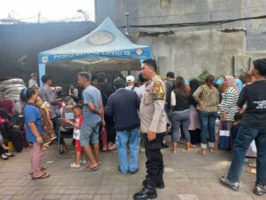 Distribusi BLT Kesra Dikawal Ketat, Bhabinkamtibmas Kebon Kacang Jaga Situasi Kondusif
