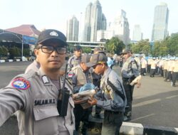 Bhabinkamtibmas Petojo Selatan Dampingi Apel PAM Swakarsa di Lapangan Ditlantas Polda Metro Jaya