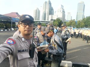 Bhabinkamtibmas Petojo Selatan Dampingi Apel PAM Swakarsa di Lapangan Ditlantas Polda Metro Jaya