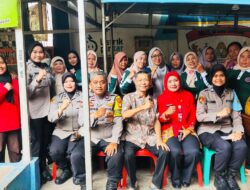 Polwan Jaga Jakarta Imbau Warga Mangga Dua Selatan Saling Jaga Lingkungan dan Keluarga