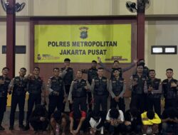Respon Cepat Patroli Presisi Polres Metro Jakarta Pusat Amankan 8 Pemuda dan Sajam di Flyover Roxy