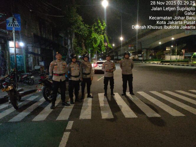 
					Patroli Dini Hari Cegah Guantibmas, Polsek Johar Baru Pastikan Wilayah Tetap Kondusif