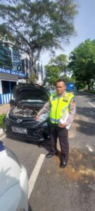 Sigra Oleng Hindari Pejalan Kaki, Tabrak Pohon di Kemayoran