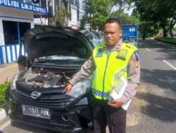 Sigra Oleng Hindari Pejalan Kaki, Tabrak Pohon di Kemayoran