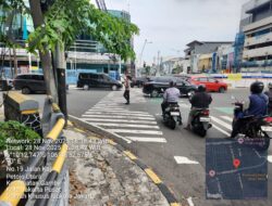 Polisi Kawal Kelancaran Arus Kendaraan di TL Kesehatan Petojo Utara, Sore Hari Berjalan Lancar dan Tertib