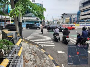 Polisi Kawal Kelancaran Arus Kendaraan di TL Kesehatan Petojo Utara, Sore Hari Berjalan Lancar dan Tertib