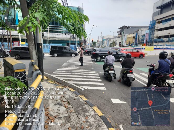 
					Polisi Kawal Kelancaran Arus Kendaraan di TL Kesehatan Petojo Utara, Sore Hari Berjalan Lancar dan Tertib