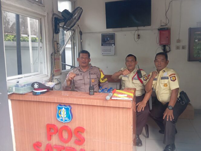 
					Bhabinkamtibmas Kebon Kelapa Sambangi Satpam Dirjen PAS, Perkuat Koordinasi Keamanan di Kawasan Perkantoran