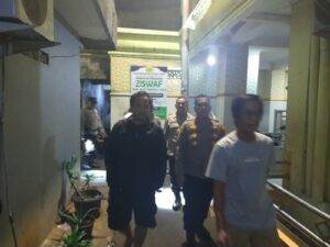 Patroli Jalan Kaki Polsek Menteng, Dekatkan Polisi Dengan Warga Menteng Jaya