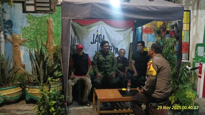 
					Sambang Malam Hari, Polisi Tekankan Penerapan One Gate System di RW 08