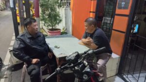 Sambangi Pos Kamling RW 01, Bhabinkamtibmas Tanah Tinggi Perkuat Deteksi Dini Kamtibmas Bersama Warga