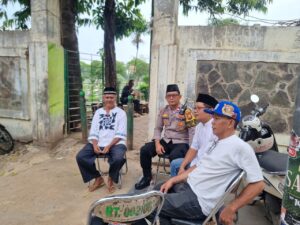 Wujud Kepedulian, Bhabinkamtibmas Karet Tengsin Hadiri Takziah Ibunda Ketua RT 02/06