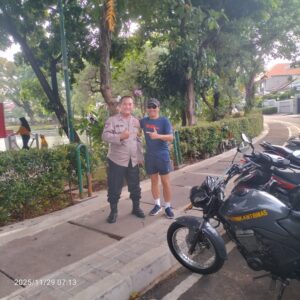 Patroli Dialogis di Taman Situ Lembang, Bhabinkamtibmas Menteng Ajak Warga Jaga Keamanan Bersama