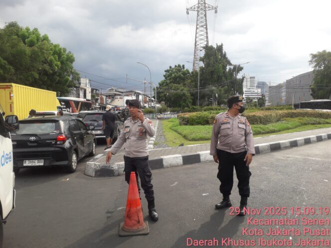 
					Pengaturan Lalin Sore Hari, Samapta Polsek Senen Intensifkan Pelayanan Humanis di Kramat Bunder