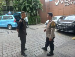 Polisi Sambangi Petugas Keamanan Hotel Verse Sebagai Cooling System Sampaikan Imbauan Kamtibmas