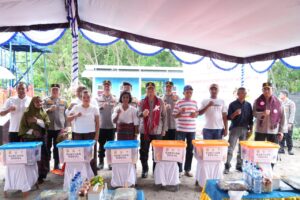 Wakapolri Bersama Perwakilan Akpol ’90 Dhira Brata Resmikan Sumur Bor dan Serahkan Bantuan untuk Pengungsi Lewotobi di Huntara II Konga