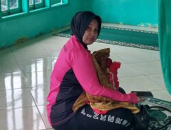 Penuh Haru dan Simpatik, Bhayangkari Cabang Tapsel Menyusui Bayi yang Terpisah dari Ibunya di Posko Longsor Marsada