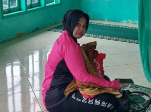 Penuh Haru dan Simpatik, Bhayangkari Cabang Tapsel Menyusui Bayi yang Terpisah dari Ibunya di Posko Longsor Marsada