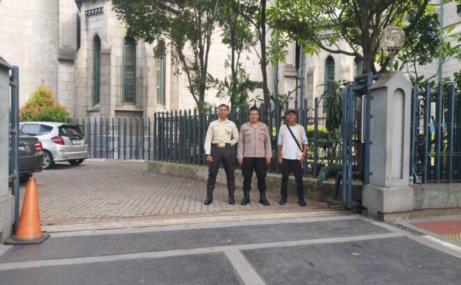 
					Kapolsubsektor Pasar Baru Pimpin Amankan Misa Di Katedral, Ibadah Berjalan Kondusif