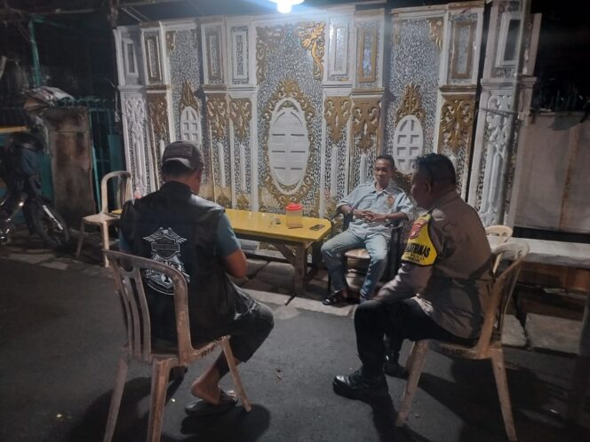 
					Bhabinkamtibmas Duri Pulo Perkuat Koordinasi dengan Satkamling 012 untuk Tingkatkan Keamanan Lingkungan