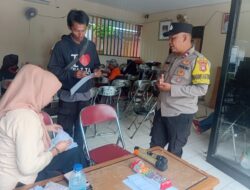 Bhabinkamtibmas Pantau Penyaluran BLTS Kesra di RPTRA Melati Duri Pulo, Pastikan Aman dan Tertib