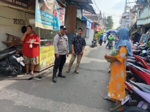 Patroli Humanis Bhabinkamtibmas Duri Pulo Dorong Warga Aktif Jaga Lingkungan