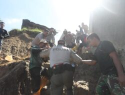 Kapolda Sebrangi Sungai Tingkeum untuk Tembus ke Aceh Utara, Sempat Temui Warga yang Tertahan di Kutablang