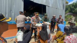 Kapolda Sumut dan Pangdam I/BB Turun Langsung Bagikan Beras untuk Korban Bencana di Tapanuli Tengah