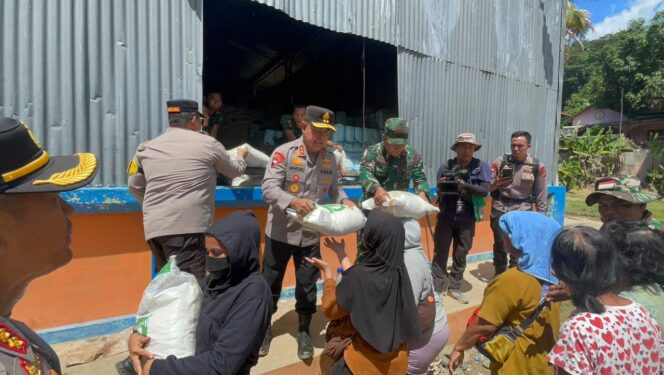 
					Kapolda Sumut dan Pangdam I/BB Turun Langsung Bagikan Beras untuk Korban Bencana di Tapanuli Tengah