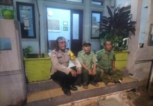 Aiptu Sunarto Bhabinkamtibmas Johar Baru Gelar Patroli Dini Hari, Sambangi Poskamling RW 06 untuk Perkuat Keamanan Warga