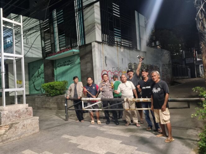 
					Bhabinkamtibmas Karet Tengsin Ajak Ketua RT, Ketua LMK, Staf RW Dan Petugas Satkamling Tingkatkan Kewaspadaan