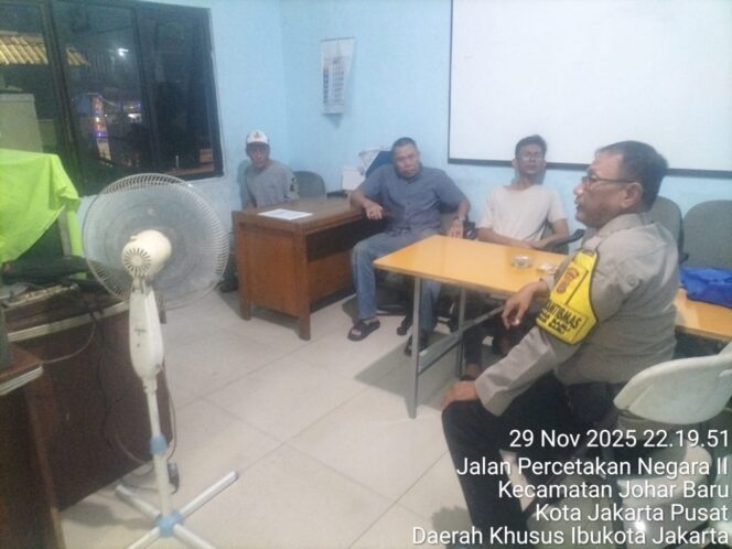
					Kunjungi Pos Sekretariat RW, Bhabinkamtibmas Johar Baru Sambang Warga Lakukan Door to Door dan Cooling System