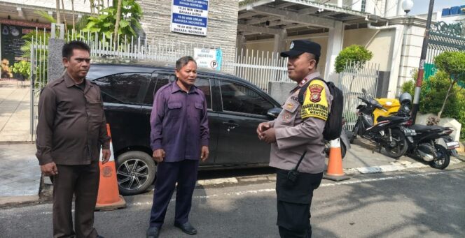 
					Bhabinkamtibmas Gondangdia Perkuat Keamanan Gereja HKBP Menteng
