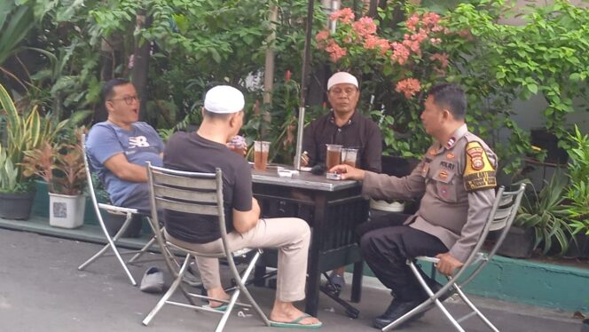 
					Polisi Sambangi Tokoh Masyarakat di Rumah Susun Kebon Kacang, Imbau Waspada Terhadap Aksi Kejahatan