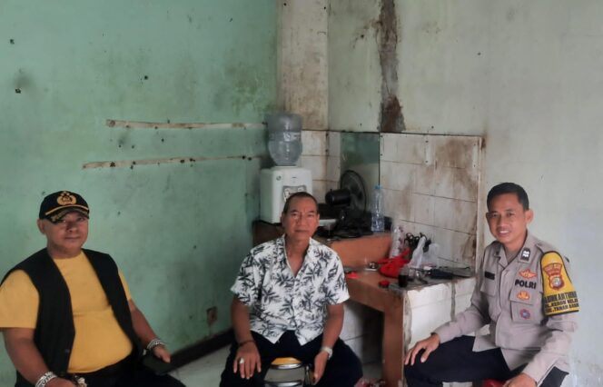 
					Dekatkan Diri dengan Warga, Polisi Sambangi Warga RW 12 Kebon Melati Agar Tingkatkan Siskamling