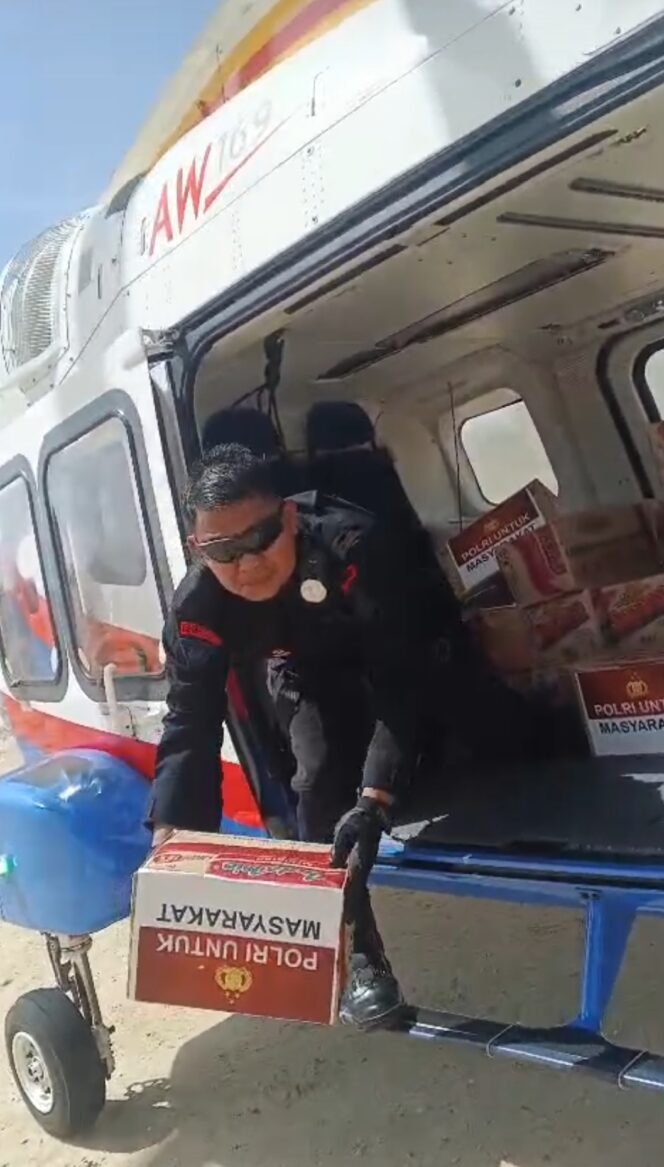 
					Akses Darat Terputus, Polri Airdrop Bantuan ke Wilayah Terisolasi dengan Operasi Udara Jangkau Sumut, Sumbar & Aceh