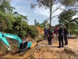 Brimob Polda Kaltara Membangun Jembatan Roboh di Tapal Batas, Sebatik Tengah
