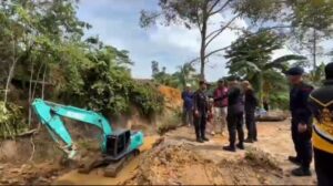 Brimob Polda Kaltara Membangun Jembatan Roboh di Tapal Batas, Sebatik Tengah