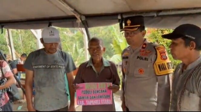 
					Rayakan Natal Bersama Warga Terdampak Bencana, Polri Hadir di Dua Gereja HKBP Tapanuli Utara