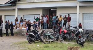 Kapolres Aceh Tengah Sapa Warga Pengungsi di Kecamatan Ketol, Salurkan Bantuan Kemanusiaan