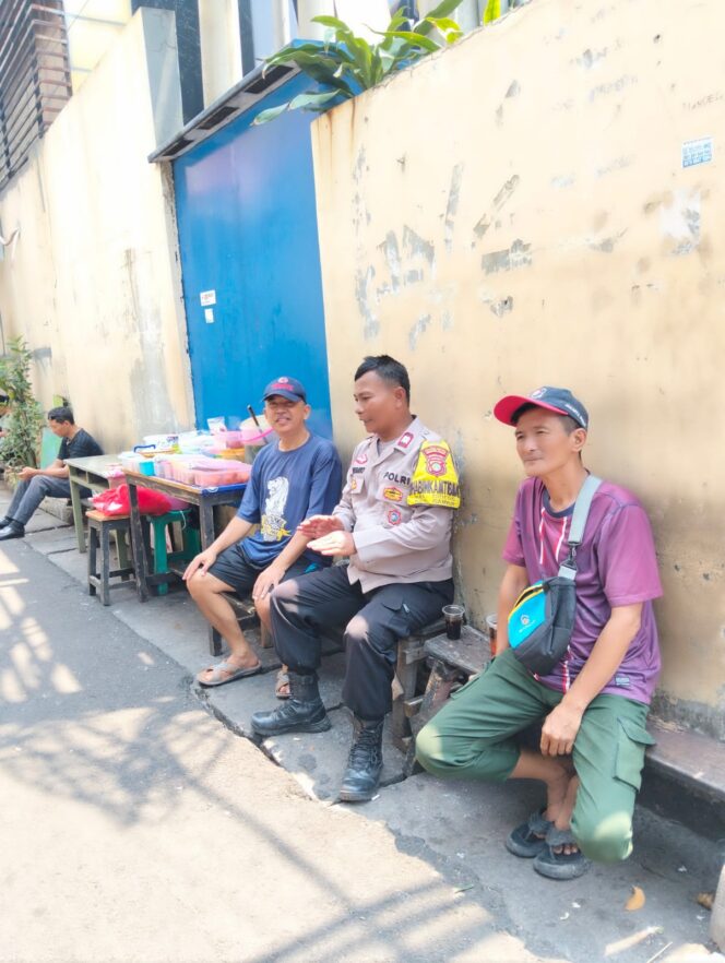 
					Bhabinkamtibmas Cideng Lakukan Cooling System di RW 11, Perkuat Komunikasi dan Keamanan Lingkungan