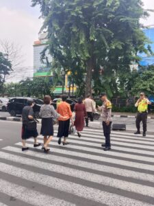 Bhabinkamtibmas Amankan Ibadah Minggu Kasih di Gereja GPDI Petojo Utara