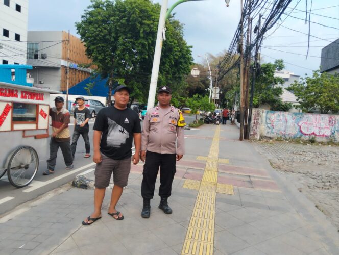 
					Patroli Ibadah Sore di Gereja MBP Cideng, Bhabinkamtibmas Pastikan Keamanan dan Kenyamanan Jemaat