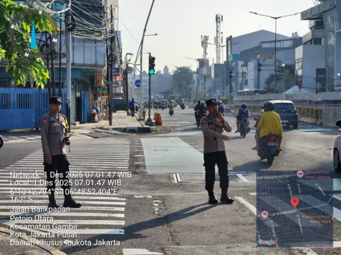 
					Pengaturan Lalu Lintas Pagi di TL Kesehatan Petojo Utara, Wujud Kehadiran Polri Jaga Kelancaran Mobilitas Warga