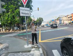 Pengaturan Lalu Lintas Pagi di TL Caringin, Wujud Pelayanan Humanis Bhabinkamtibmas Petojo Selatan