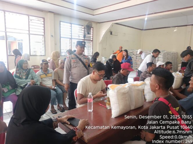 
					Distribusi Beras Bantuan di Cempaka Baru Berlangsung Tertib, Polisi Turun Langsung