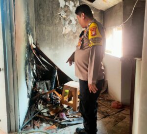 Respons Cepat Bhabinkamtibmas Kebon Sirih Padamkan Kebakaran Gedung Kosong di Jalan Jaksa