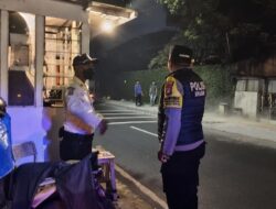 Perkuat Satkamling, Bhabinkamtibmas Gandeng Warga Gondangdia Jaga Keamanan Malam Hari
